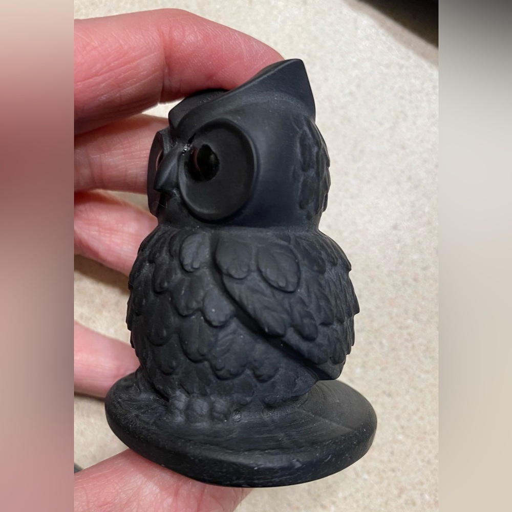 Black obsidian owl, approximately 2.5” high & base 2” across - Picture 3 of 9